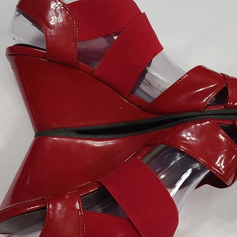 Predictions Womens Shiny Red Faux Leather Wedge Sandals Holidays 8W GUC READ‎